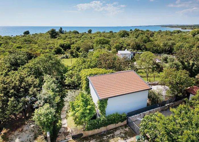 Peroj\'S Green Oasis - Holiday Home
